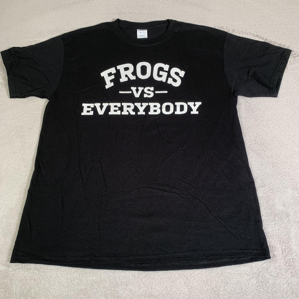 Port & Company Shirt Mens Large Black Frogs Vs Everybody Graphic Tee‎ Sports